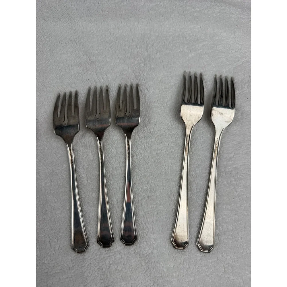 Lot of 11 Oneida Silversmiths Silverplate Balmoral Teaspoons Dinner Salad Forks